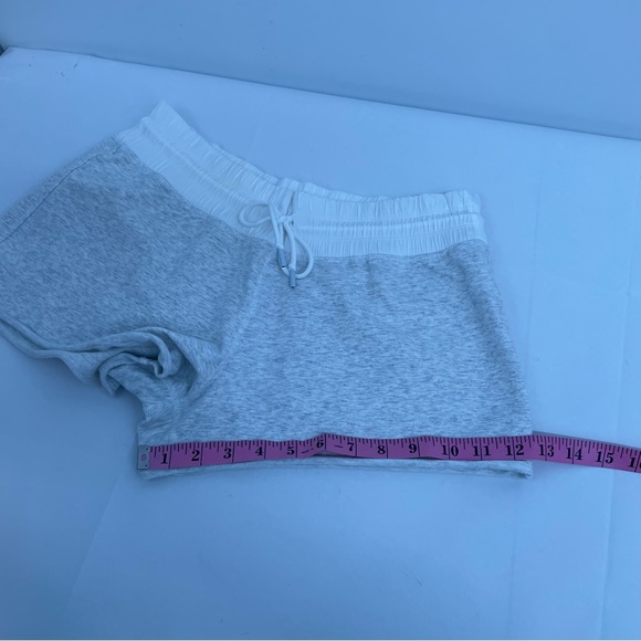 Lululemon Blissed Out Shorts Women’s 4 Light Gray - Picture 8 of 9